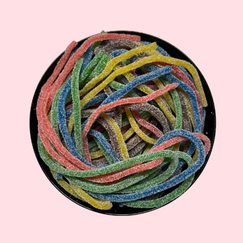 Gesuikerde zure spaghetti geel, blauw, rood en groen in zwart bakje