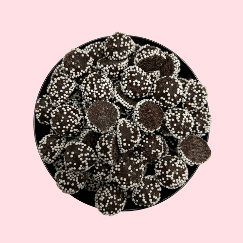 Zweedse Punsch Bonbons chocolade met witte spikkels en een vulling in zwart bakje