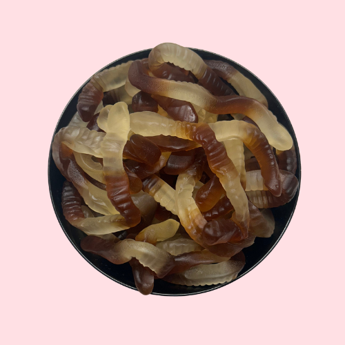 Colawormen in cola kleur in zwart bakje