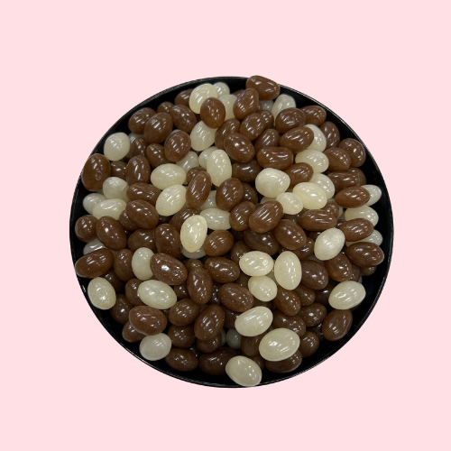 Wit bruine jelly beans in cola smaak in zwart bakje