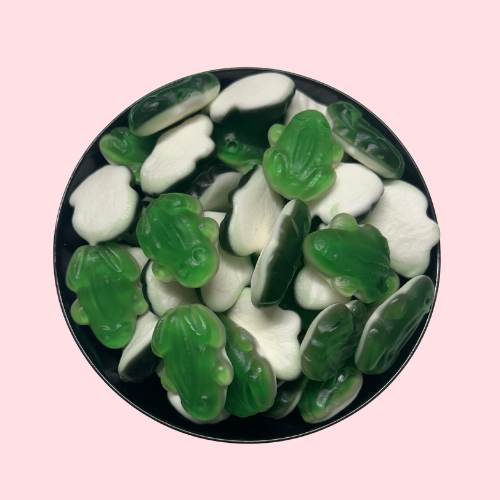 Groene kikkersnoepjes met witte onderkant in zwart bakje